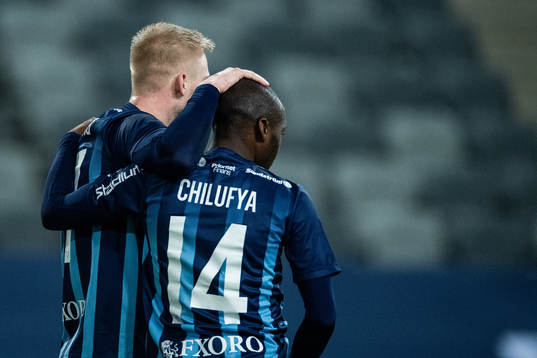 Djurgårdens Kalle Holmberg och Edward Chilufya jublar
