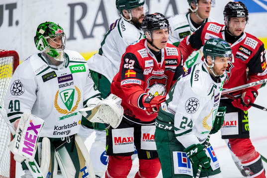 Malmö Redhawks Lars Bryggman framför Färjestads målvakt