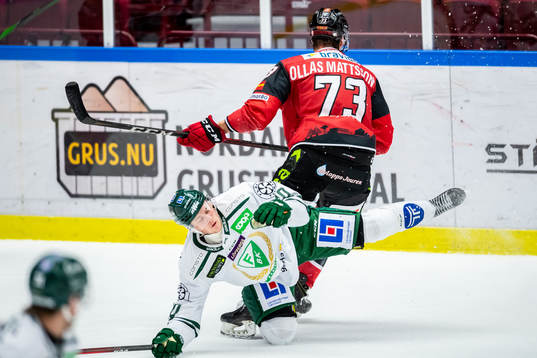 Färjestads Olle Lycksell  blir tacklad av Malmö Redhawks