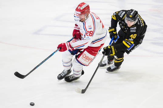 Timrås Patrick Wiercioch jagas av Västerås Isac Skedung
