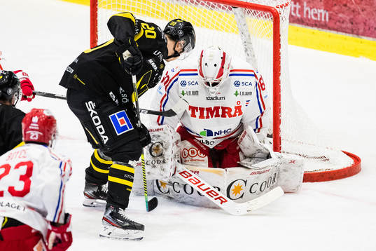 Västerås Henrik Hetta oroar framför Timrås målvakt
