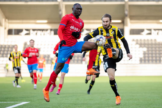 Helsingborgs Ravy Tsouka-Dozi och Häckens Oskar Sverrisson