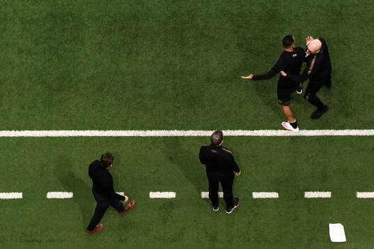 s assisterande tränare Andreas Janmyr håller tillbaka