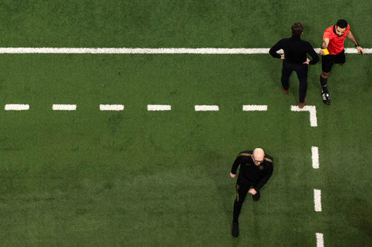 s assisterande tränare Andreas Janmyr tilldelas ett gult