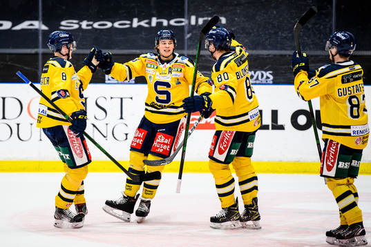 Södertäljes Måns Lindbäck jublar