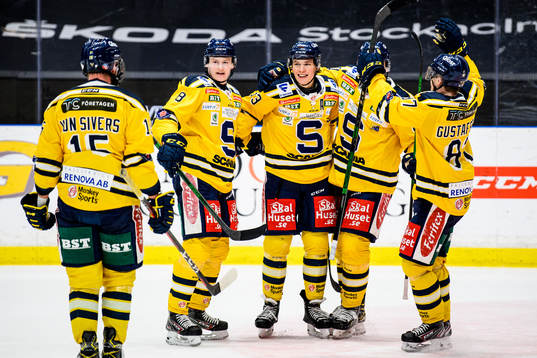 Södertäljes Måns Lindbäck jublar med lagkamrater