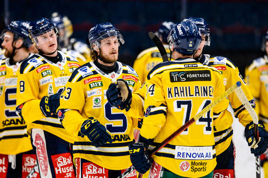 Södertäljes Bobbo Petersson jublar