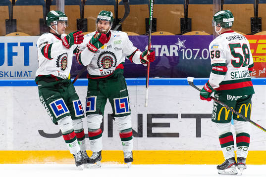 Frölundas Johan Sundström jublar med Stefan Elliot som