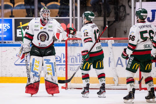 Frölundas målvakt Johan Mattsson och Max Friberg jublar