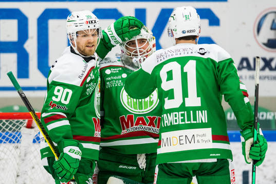 Rögles Ted Brithén och målvakt Johan Gustafsson jublar