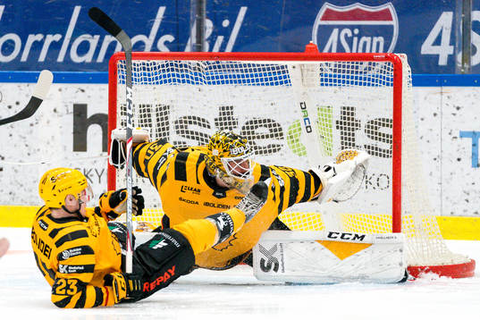 Skellefteås målvakt Gustaf Lindvall  och Jacob Andersson