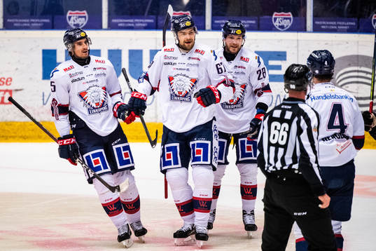 Linköpings Jarno Kärki (m) jublar med Mattias Bäckman