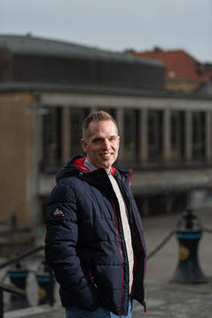 Anders Almgren poserar för ett porträtt i samband med en intervju