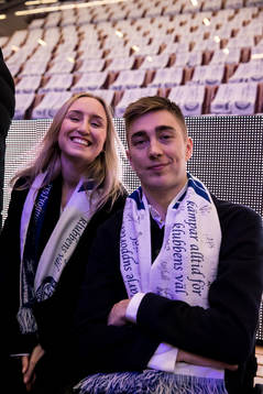 Fillipa Richloow och Tobias Forsberg innan ishockeymatchen