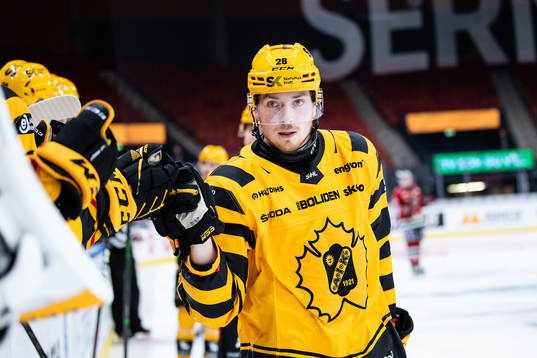 Skellefteås Jesper Frödén jublar