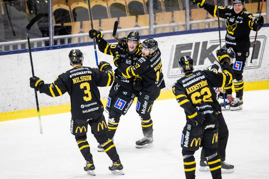 Västerås Isac Skedung jublar med lagkamrater