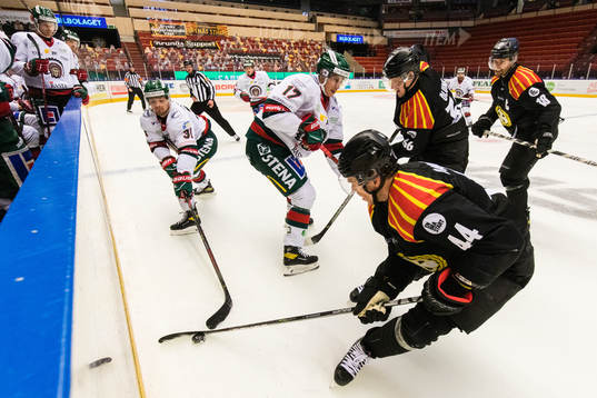 Frölundas Nicklas Lasu och Robin Alvarez i kamp om pucken