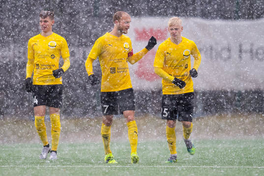 Mjällbys Taylor Silverholt, Viktor Gustafson och Otto Rosengren jublar efter 2-2