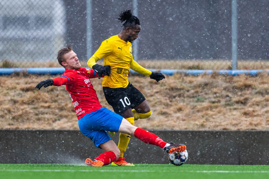 Helsingborgs Andreas Landgren och Mjällbys Mamudu Moro