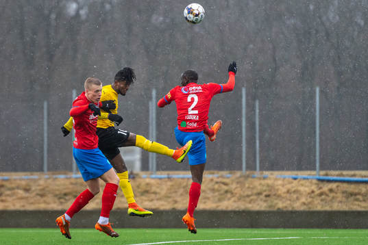 Mjällbys Mamudu Moro oroar framför mål