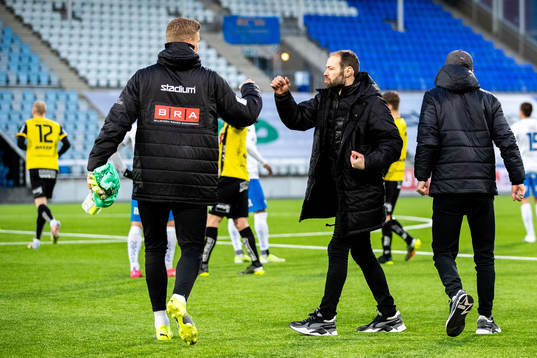 Häckens tränare Andreas Alm jublar