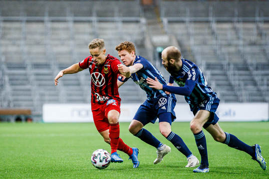 Östersunds Henrik Bellman i en kamp mot Djurgårdens Aslak
