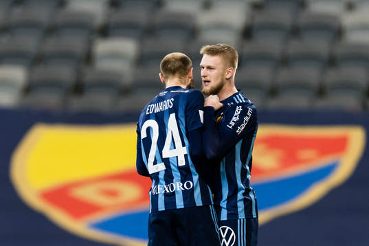 Djurgårdens Kalle Holmberg (h) gör 1-0 och gratuleras av