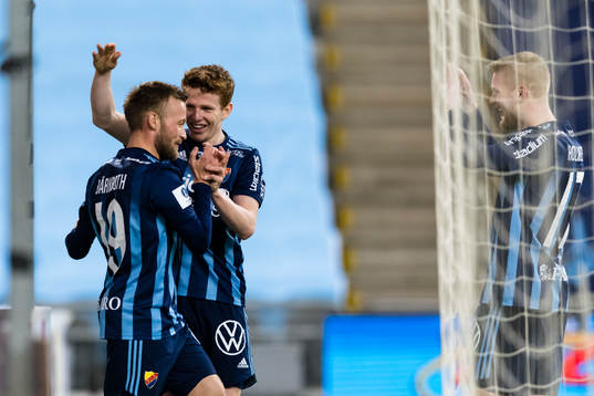 Djurgårdens Nicklas Bärkroth gör 3-0 och gratuleras av