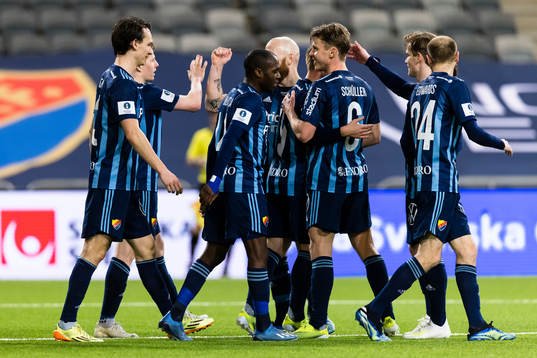 Djurgårdens spelare jublar efter 3-0 av Nicklas Bärkroth