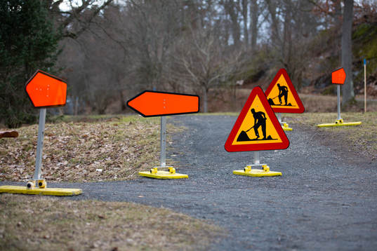 Skyltar utanför Stadsparksvallen som renoveras den 14 mars 2021 i Jönköping. 
