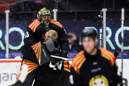 Brynäs målvakt Samuel Ersson jublar med målvakt Viktor