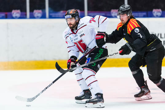 Örebros Nick Ebert i kamp om pucken med Brynäs Marcus