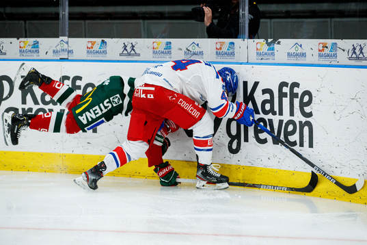 Oskarshamns Nolan Zajac och Frölundas Mats Rosseli Olsen