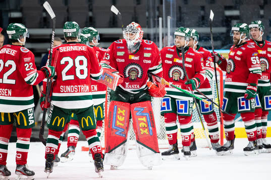 Frölundas målvakt Johan Mattsson jublar med lagkamrater