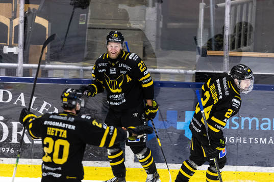 Västerås Alexander Younan jublar med lagkamrater