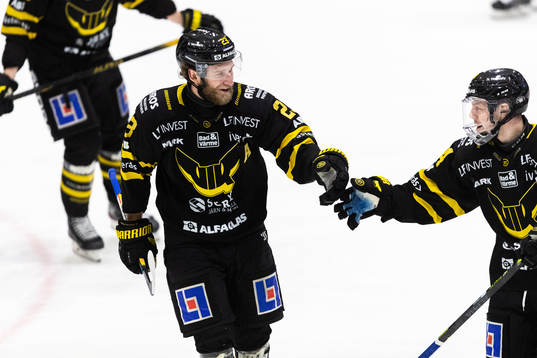 Västerås Alexander Younan jublar med lagkamrater