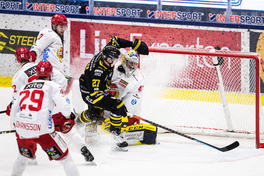 Almtunas målvakt Alexander Sahlin mot Västerås Sebastian