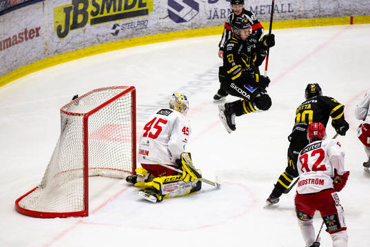 Västerås Sebastian Benker hoppar framför Almtunas