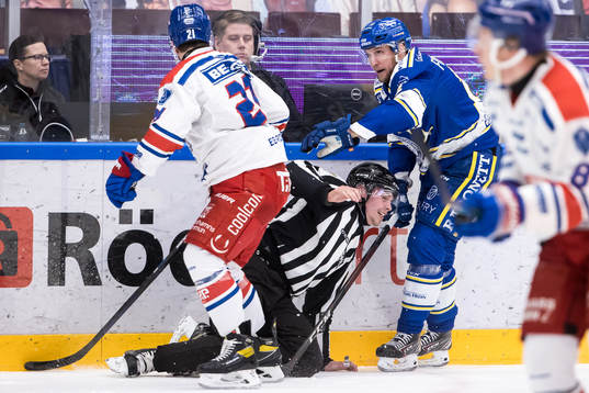 Oskarshamns Brian Cooper och linjedomare Tobias Nordlander