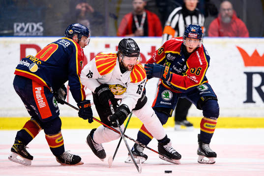 Brynäs Simon Bertilsson i en kamp mot Djurgårdens Niclas