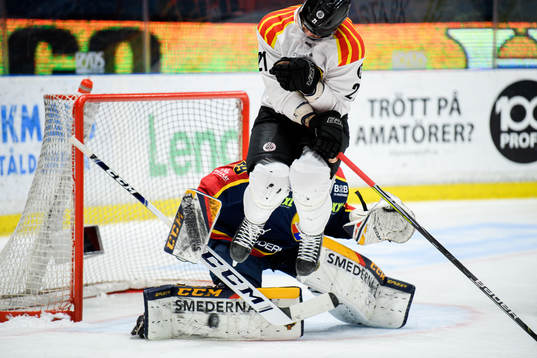 Brynäs Patrik Berglund oroar framför Djurgårdens