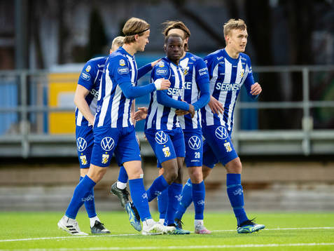 IFK Göteborgs Alhassan Yusuf Abdullahi jublar med lagkamrater efter 1-0