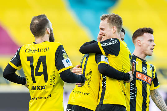 Häckens Oskar Sverrisson och Gustav Berggren jublar med Ali Youssef (mitten) efter att han gjort 3-0
