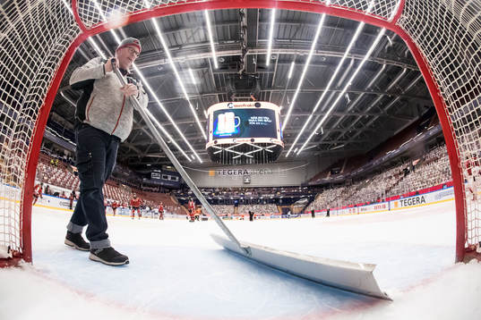 Vaktmästare Stefan Bäcker skrapar is i power break