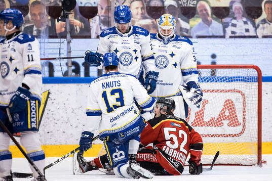 Luleås Karl Fabricius sittandes framför Leksands målvakt
