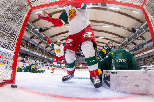 Moras Robin Johansson jublar