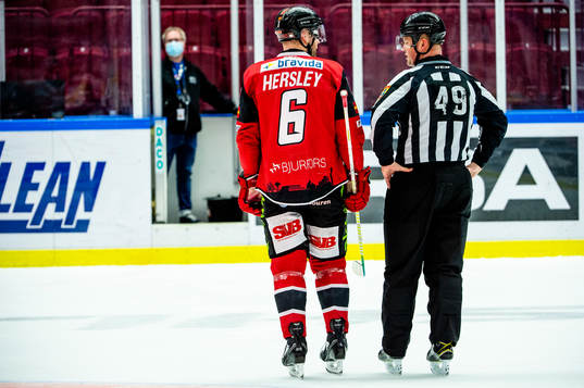 Malmö Redhawks Patrik Hersley och domare Ludvig Lundgren