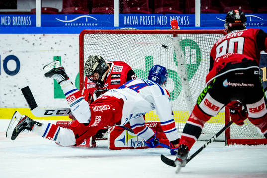 Oskarshamns Nolan Zajac sätter 2-3 på Malmö Redhawks