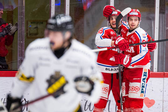 Timrås Viktor Lodin och Jacob Olofsson jublar efer 1-0