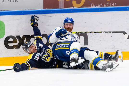 s Alexander Bergström tacklas av Leksands Mattias Ritola